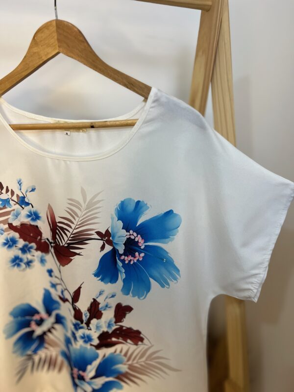 Blusa branca com estampa - Imagem 4