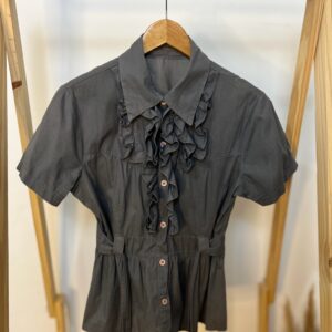 Camisa/blusa cinza com cinto