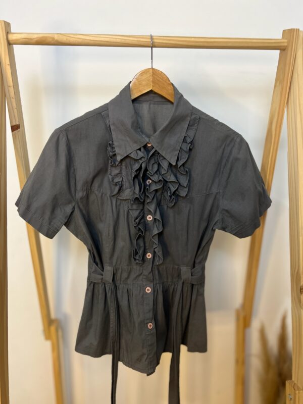 Camisa/blusa cinza com cinto