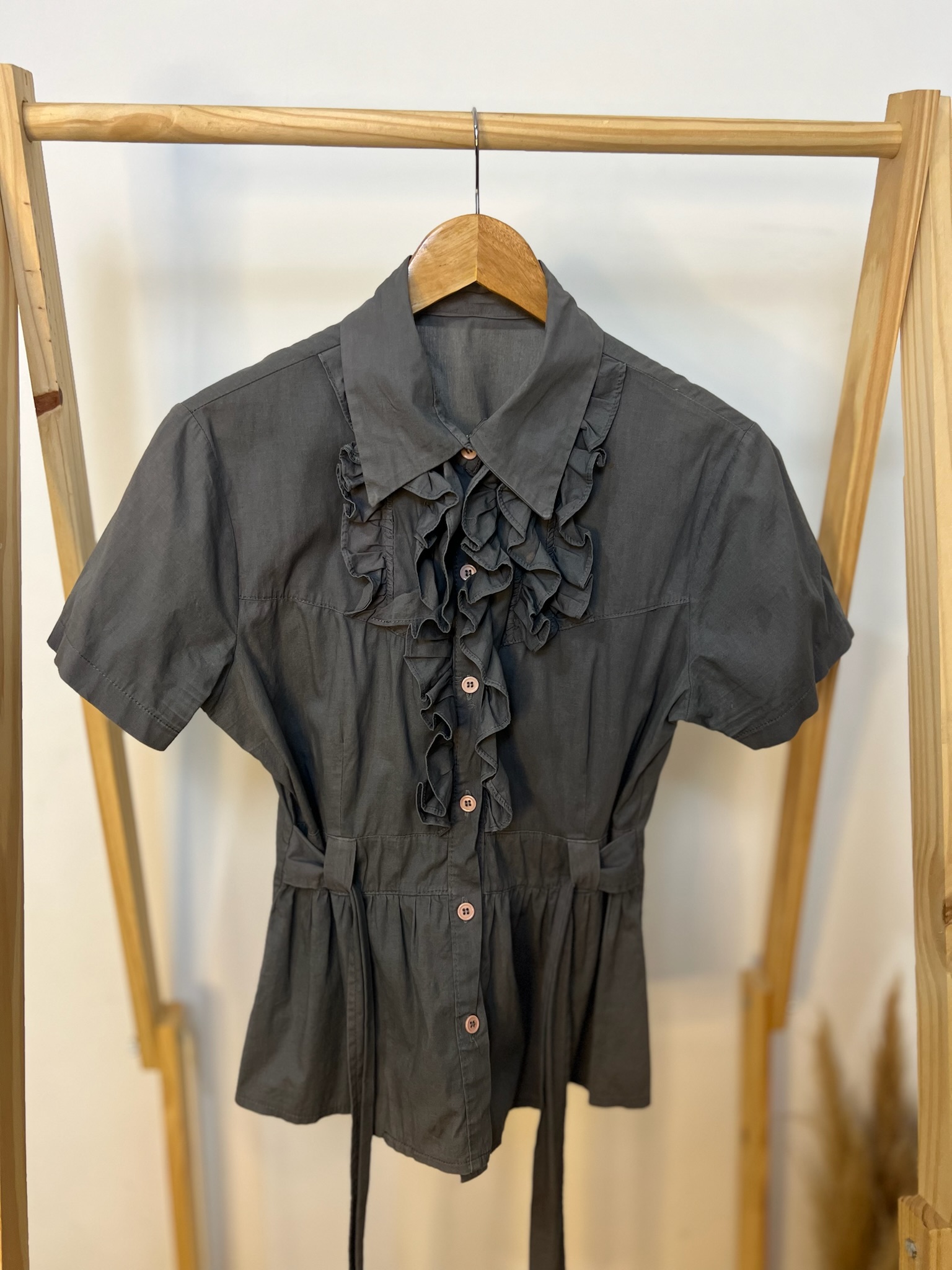 Camisa/blusa cinza com cinto