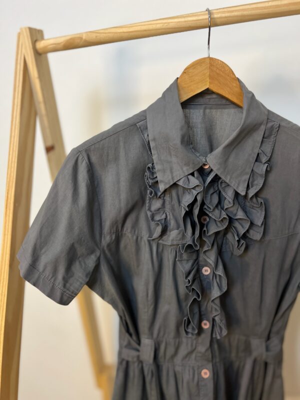 Camisa/blusa cinza com cinto - Imagem 5