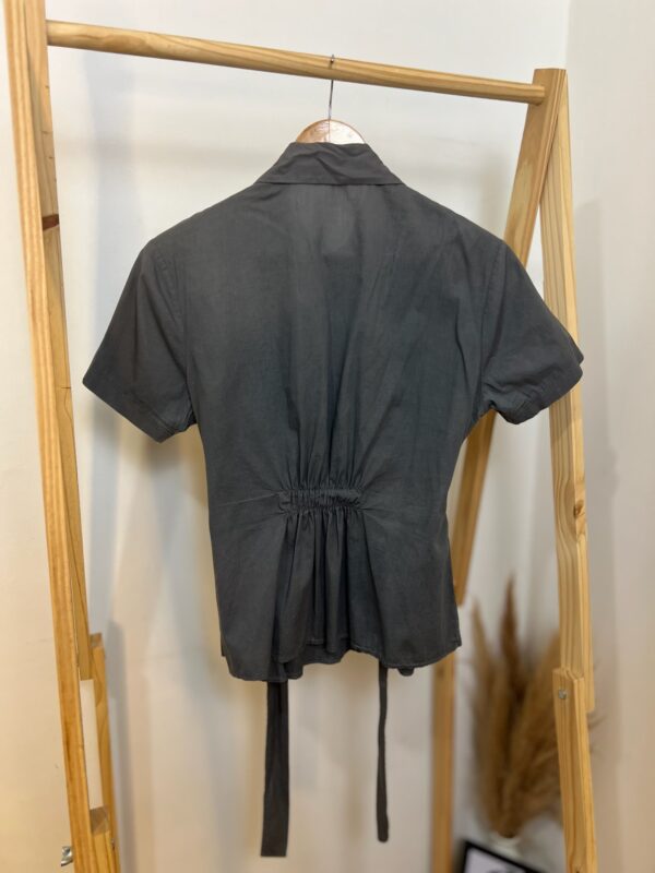 Camisa/blusa cinza com cinto - Imagem 2
