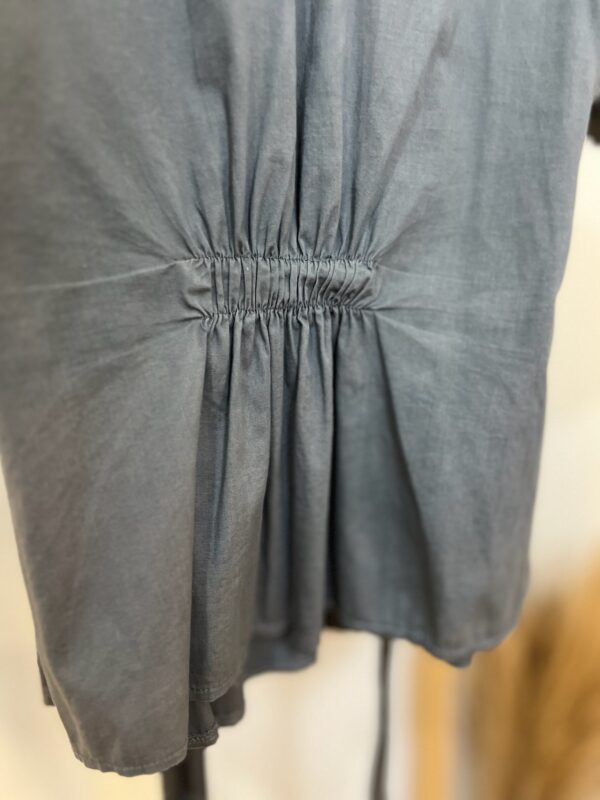 Camisa/blusa cinza com cinto - Imagem 7