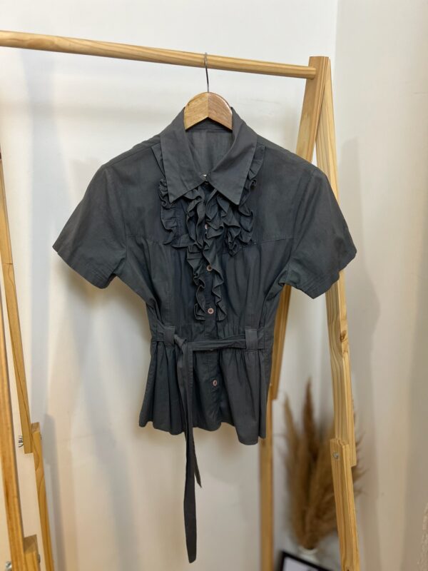 Camisa/blusa cinza com cinto - Imagem 8